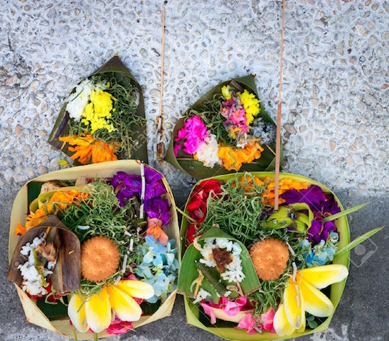 18121309-Offerings-to-gods-in-Bali-with-flowers-food-and-aroma-sticks-Stock-Photo